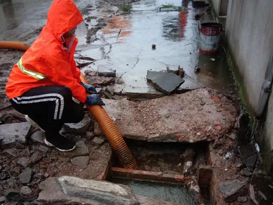 日照专业清理污水池 炜誉市政以规范流程守护城市 “肠道”